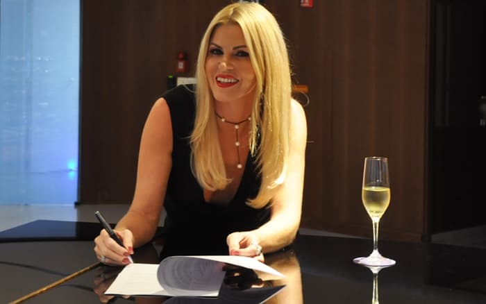 Val Marchiori assina contrato com a RedeTV (Foto: Divulgação/RedeTV)