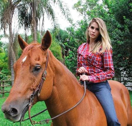 Bárbara Evans muda radicalmente de vida, se muda para fazenda e namora "campeão de laço"