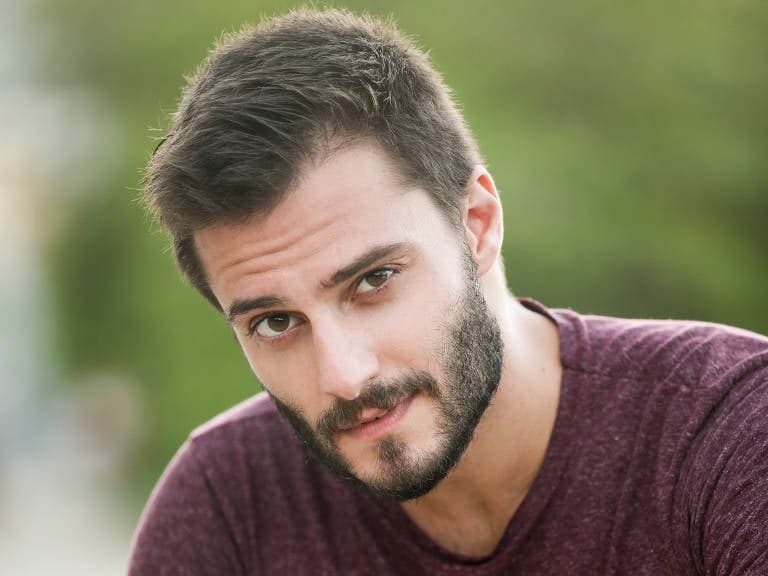 Hugo Bonemer posta vídeo aos beijos com namorado e detalhe chama atenção