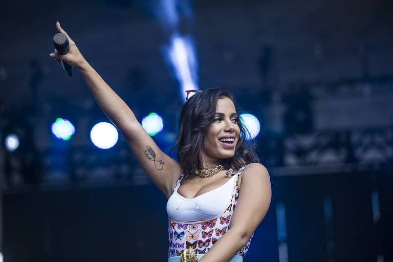 Anitta consegue feito inédito no exterior e se emociona com conquista: "Vai longe"