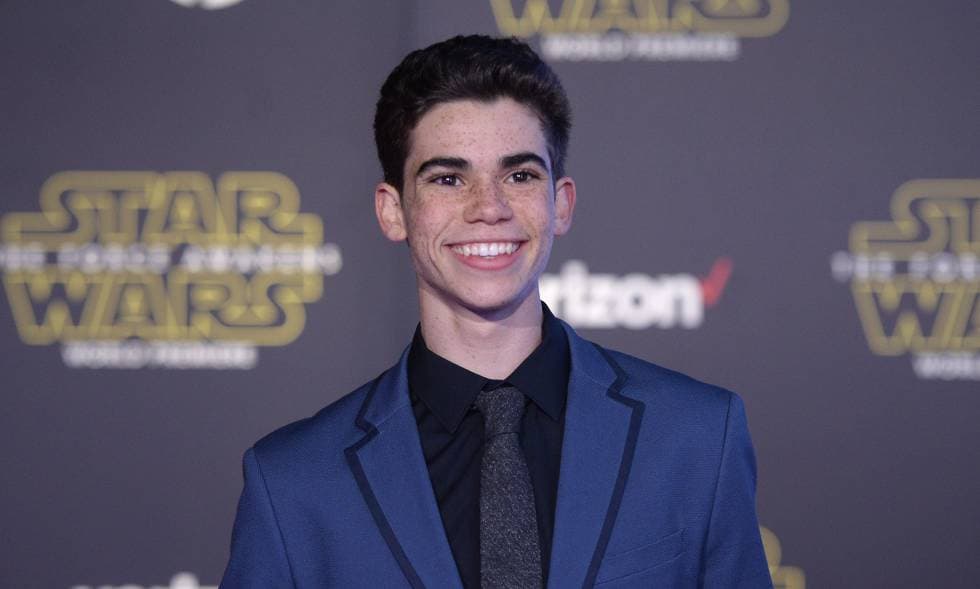 Pai de Cameron Boyce entra em desespero com a morte do filho de 20 anos e suplica por ajuda