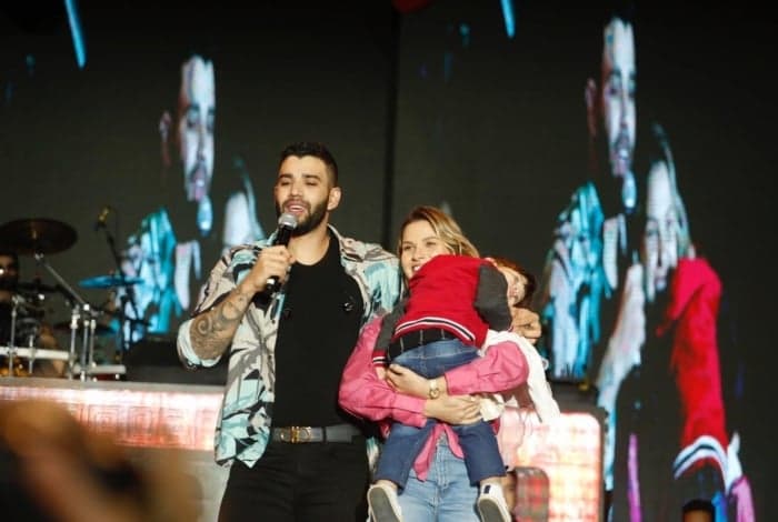 Gusttavo Lima sobe no palco de show, faz declaração para Andressa Suita e presentes ficam sem acreditar