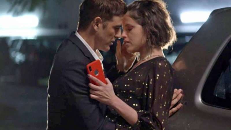 Reynaldo Gianecchini e Agatha Moreira são flagrados em momento íntimo nos bastidores de A Dona do Pedaço e imagens dão o que falar