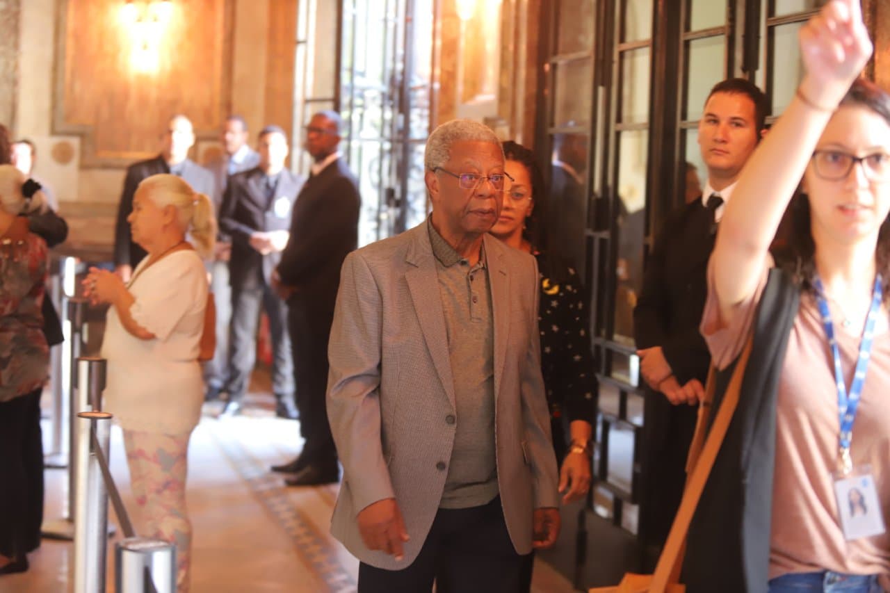 Milton Gonçalves compareceu ao velório da atriz Ruth de Souza (Reprodução: AgNews) Milton Gonçalves compareceu ao velório da atriz Ruth de Souza (Reprodução: AgNews)