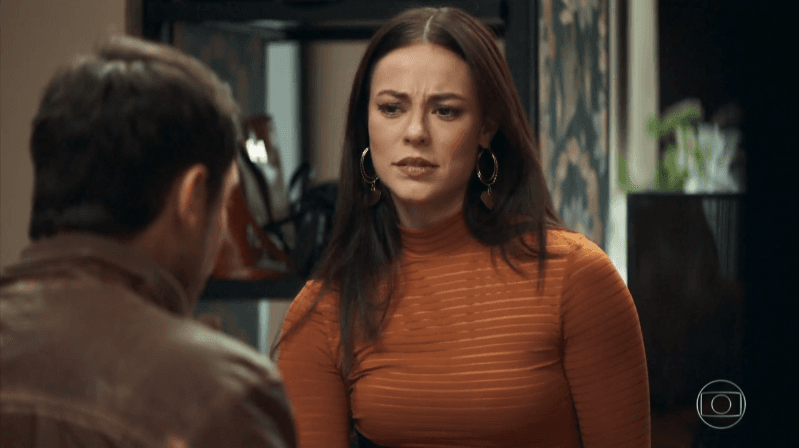 Vivi (Paolla Oliveira) e Chiclete (Sergio Guizé) em cena de A Dona do Pedaço; blogueira vai terminar namoro após descobrir plano para matá-la (Foto: Reprodução/Globo)