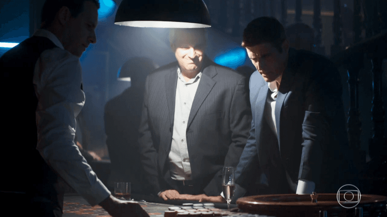Régis (Reynaldo Gianecchini) perderá todo seu dinheiro no jogo em A Dona do Pedaço (Foto: Reprodução/Globo) Régis (Reynaldo Gianecchini) perderá todo seu dinheiro no jogo em A Dona do Pedaço (Foto: Reprodução/Globo)