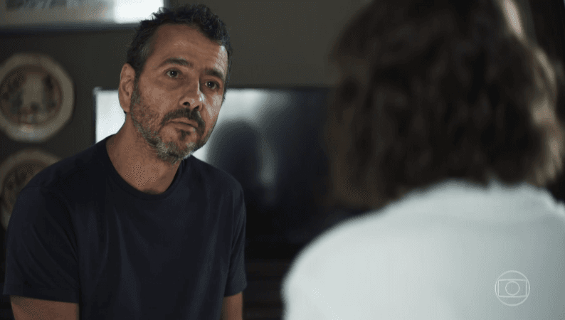 A Dona do Pedaço: Amadeu descobre caso de Josiane com Régis e vilã implora para não apanhar