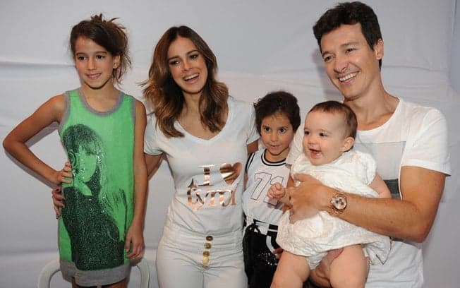 Rodrigo Faro é pego de surpresa pelas filhas e elas mudam visual do pai radicalmente