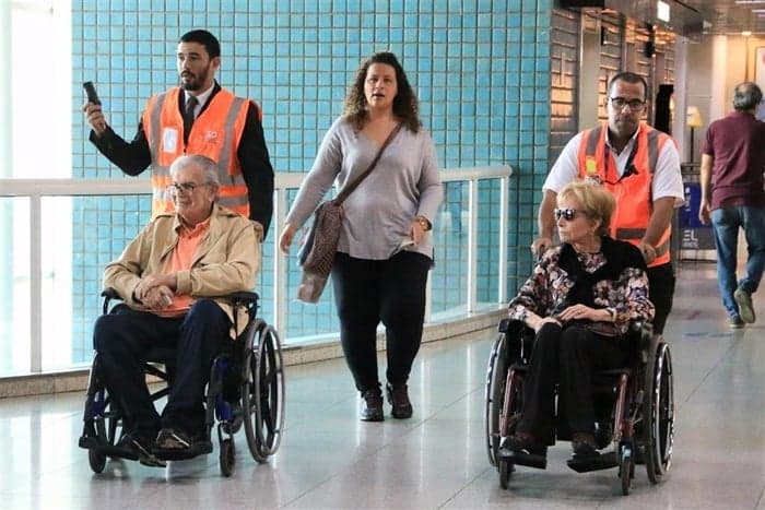 Tarcísio Meira e Gloria Menezes embarcam de cadeira de rodas no aeroporto Santos Dumont no Rio (Foto: Audrey Assed/AgNews) Tarcísio Meira e Gloria Menezes embarcam de cadeira de rodas no aeroporto Santos Dumont no Rio (Foto: Audrey Assed/AgNews)