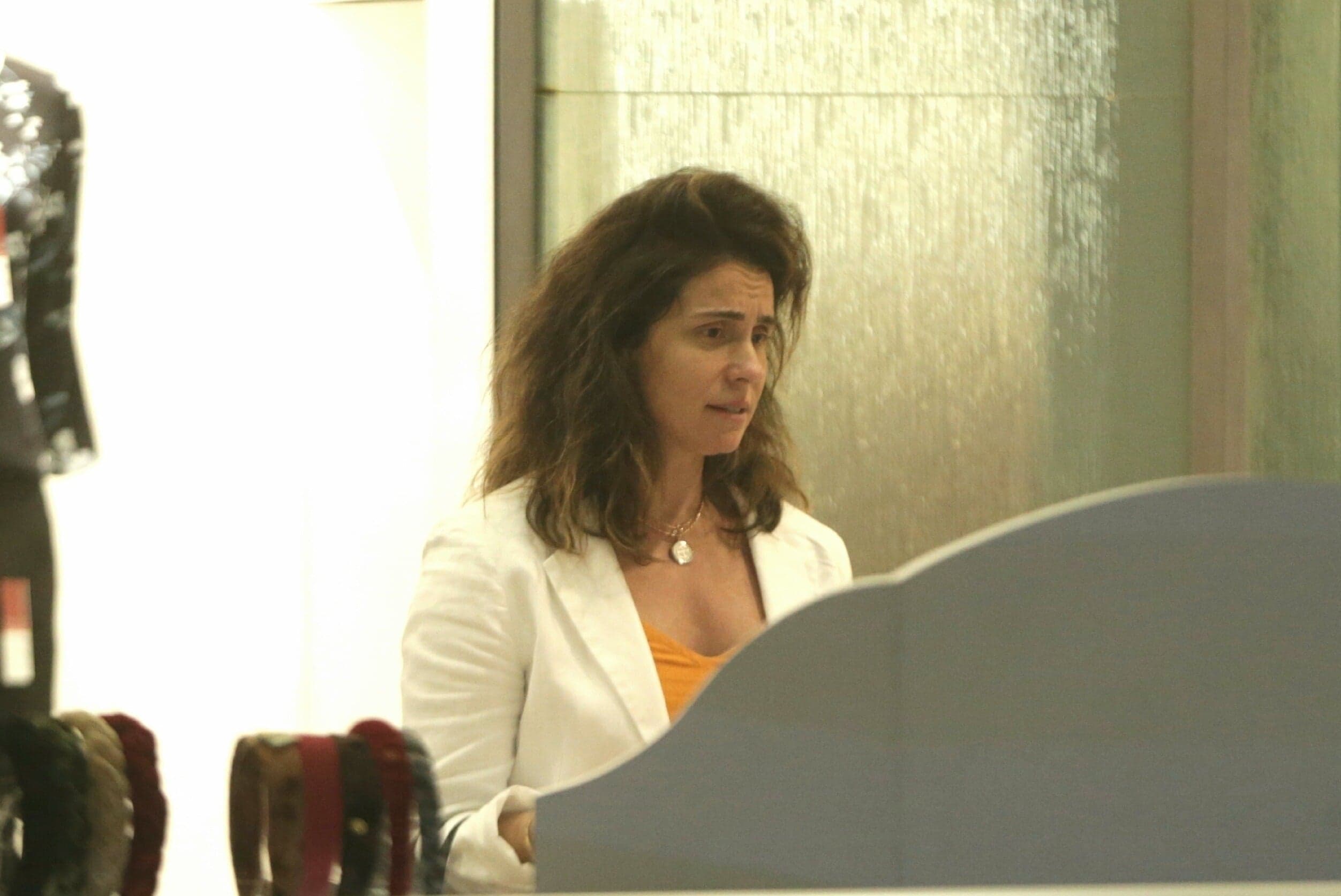 Giovanna Antonelli surgiu um tanto quanto descabelada durante suas compras em um Shopping do Rio de Janeiro (Fotos: Xico Sá/ AgNews) Giovanna Antonelli surgiu um tanto quanto descabelada durante suas compras em um Shopping do Rio de Janeiro (Fotos: Xico Sá/ AgNews)