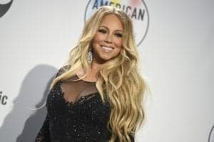 A cantora Mariah Carey brincou do jogo da garrafa e destampou apenas com sua voz (Foto: Reprodução) A cantora Mariah Carey brincou do jogo da garrafa e destampou apenas com sua voz (Foto: Reprodução)