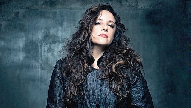 Ana Carolina é atingida por roupa ousada durante show e tem reação completamente inesperada
