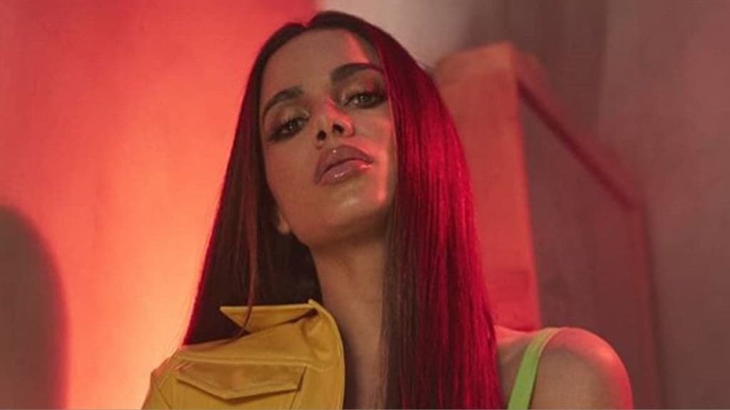 Anitta enfrenta problemas em restaurante na Itália e precisa cantar para poder comer