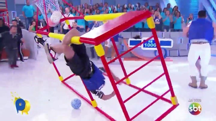 Famoso cai ao vivo no SBT, piada é apontada, mas ele acaba no hospital às pressas e se dá mal