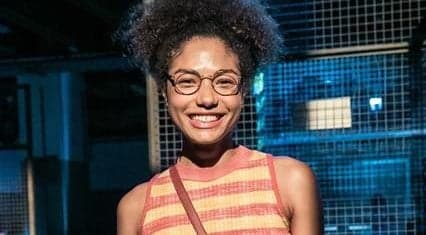 Bom Sucesso: Alice ganha festa surpresa em lançamento de livro com direito a participação especial de famosa