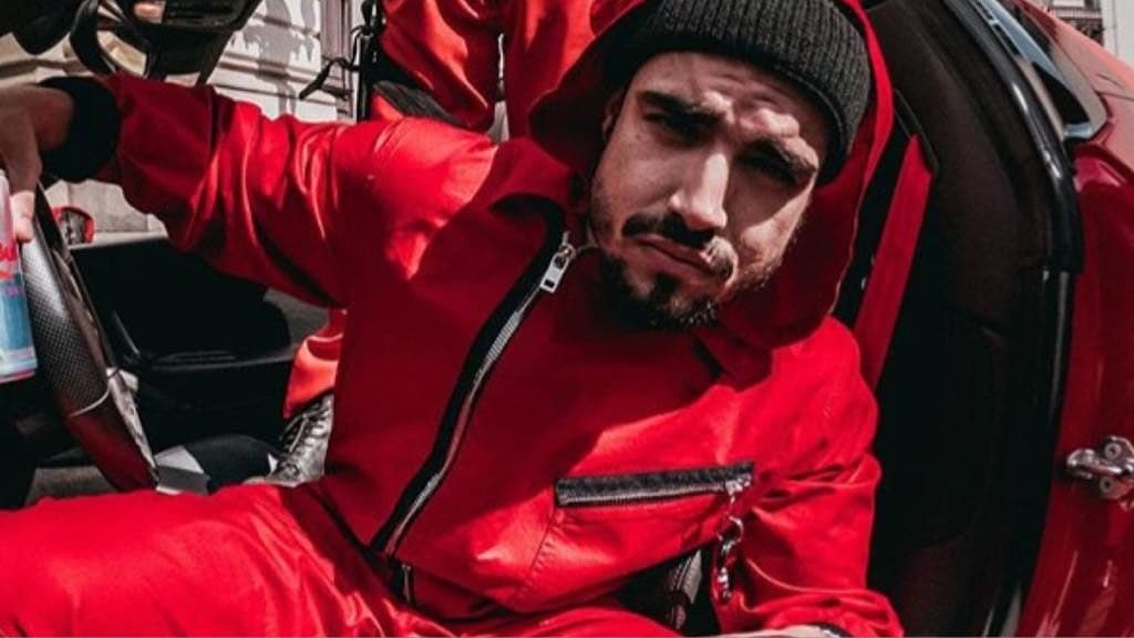Caio Castro, contratado exclusivo da Globo, divulga La Casa de Papel da concorrente Netflix