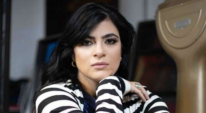 Fernanda Brum cai no forró, surge fazendo coreografia e público fica intrigado