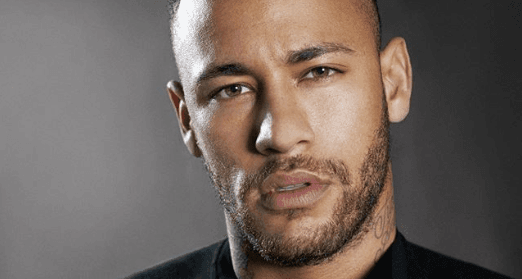 Após polêmica, Neymar posa ao lado da família e se declara: "Orgulhoso do que construímos"