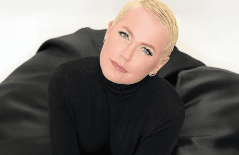 Xuxa e inimiga mortal são colocadas cara a cara em encontro em velório de ex-diretor