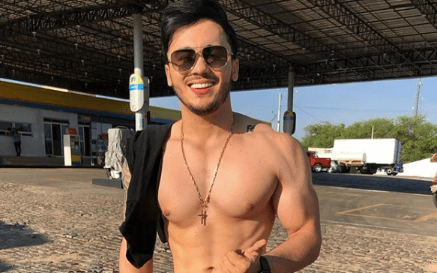 Wallas Arrais, ex de Mileide Mihaile aparece animado em show ao se aproximar de fãs e chama atenção