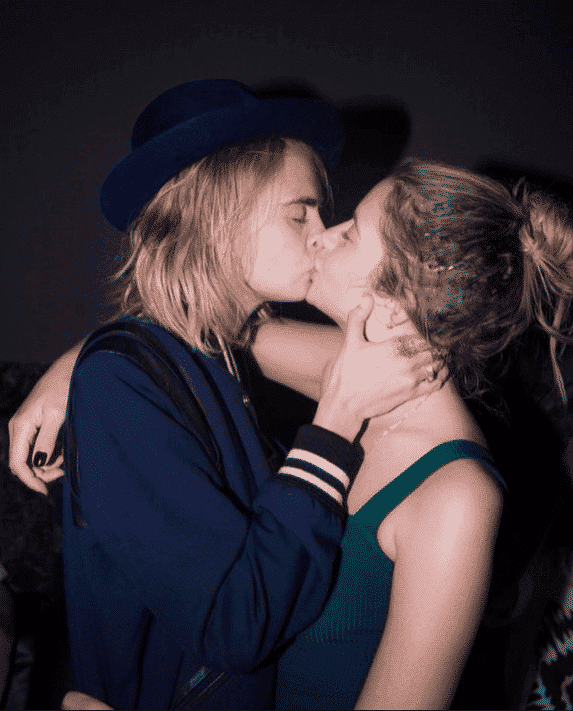 Cara Delevingne e Ashley Benson surpreendem e anunciam que vão se casar