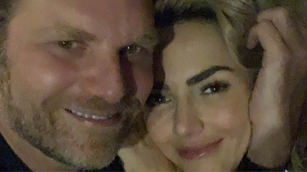 Carlos Bertolazzi coloca noiva contra parede e a pede em casamento com apenas dois meses de namoro