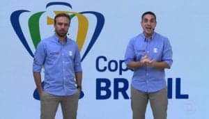 Roger Flores e Gustavo Villani foram chamados às pressas para transmissão ao vivo na Globo (Foto: Reprodução/Globo)