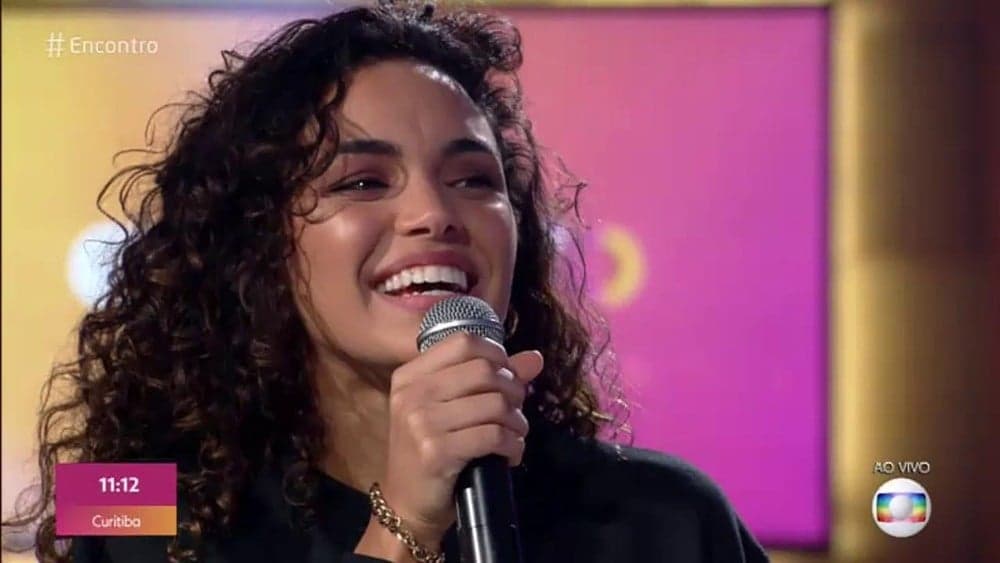 Atriz ficou bastante emocionada com o TBT do Encontro, programa de Fátima Bernardes (Foto: Reprodução/TV Globo) 