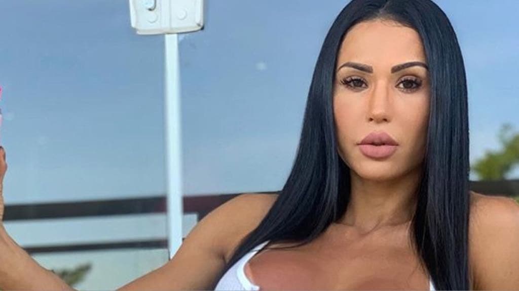 Gracyanne Barbosa passa dos limites e abusa na sensualidade durante evento em São Paulo