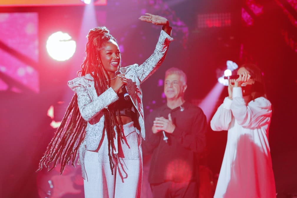 Iza entra no lugar de Carlinhos Brown no The Voice Brasil e faz revelação sobre músico: "meu 1º técnico"