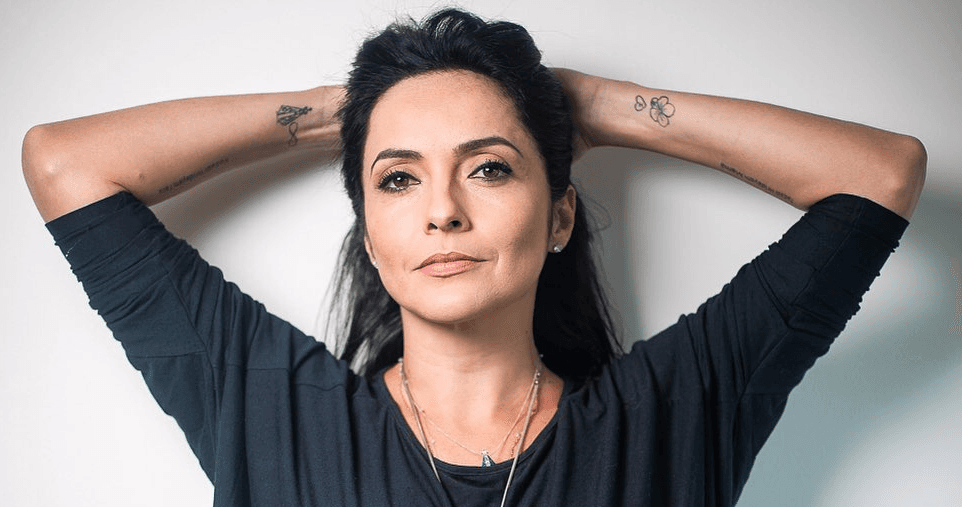 Izabella Camargo volta a Globo acompanhada de advogados