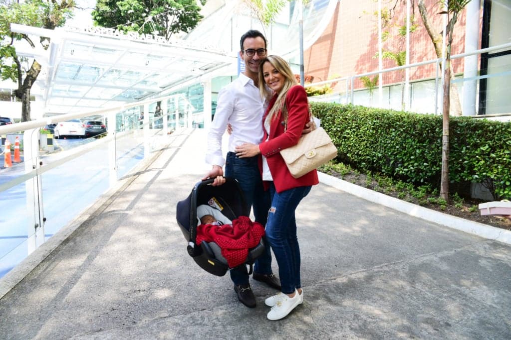Ticiane Pinheiro da Record e César Tralli ao lado da mais nova integrante da família (Foto: AgNews)