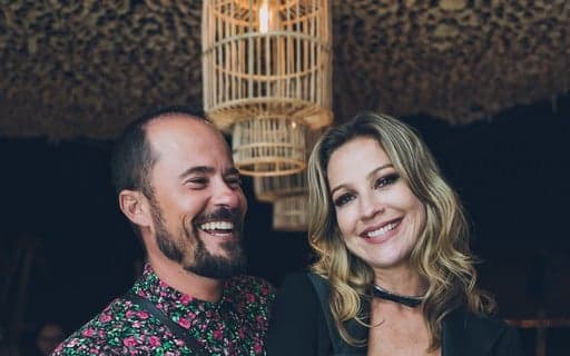 Luana Piovani e Paulo Vilhena são flagrados aos beijos em boate fora do país