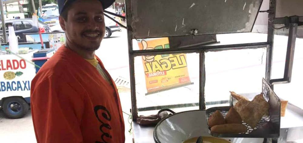 Maxwell Nascimento vende pastéis nas ruas de Santos, atualmente (Foto: Reprodução/Facebook) Maxwell Nascimento vende pastéis nas ruas de Santos, atualmente (Foto: Reprodução/Facebook)