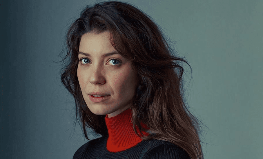 Nathalia Dill surge beijando colega de trabalho e é duramente criticada: “Desnecessário”