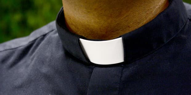 Padre famoso é flagrado pedindo dinheiro a viúvas e motivo é revoltante