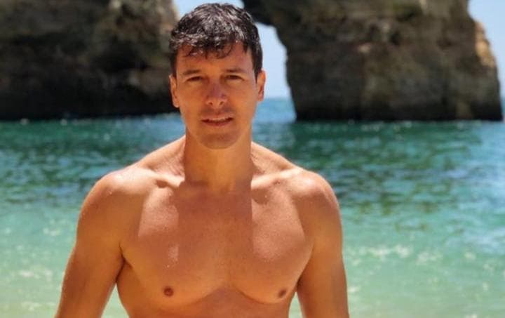 Rodrigo Faro é flagrado com sunga minúscula em praia e volume impressiona