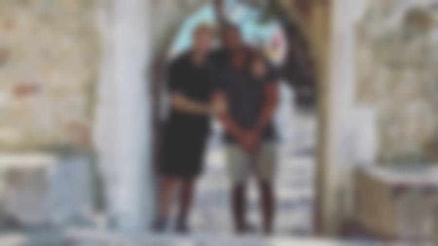 Famoso da Globo assume casamento gay em viagem romântica e decreta: "Escolhemos o amor"
