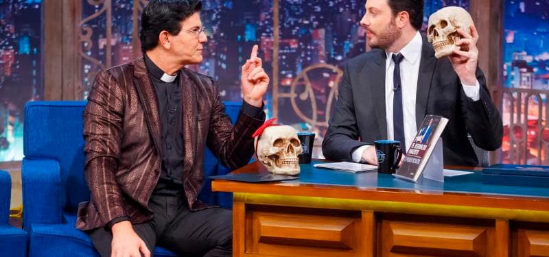 Padre Reginaldo Manzotti vai parar no SBT no programa de Danilo Gentili, é colocado contra a parede e faz revelação bombástica: "Tenho viajado e levado a caveira" Foto: Reprodução Padre Reginaldo Manzotti vai parar no SBT no programa de Danilo Gentili, é colocado contra a parede e faz revelação bombástica: "Tenho viajado e levado a caveira" Foto: Reprodução