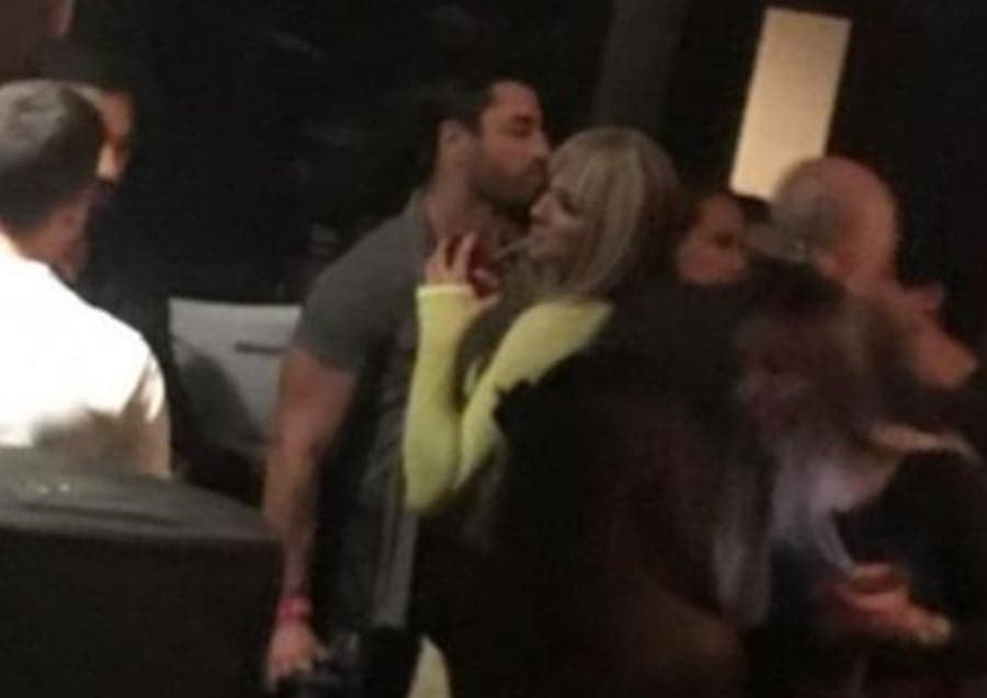Juju Salimeni aparece dando beijo em ex de Babi Rossi e é colocada contra parede para se explicar