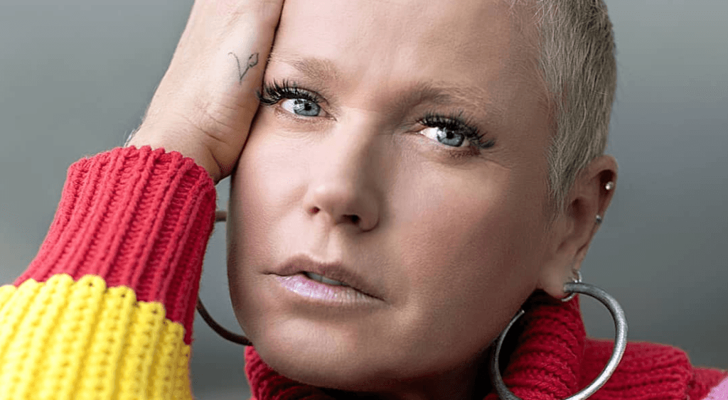 Xuxa aparece em foto totalmente sem roupa, namorado da apresentadora reage e rede social censura imagem ousada