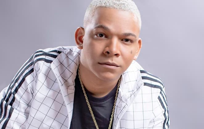 Aldair Playboy sofre grave acidente no palco durante show e cai de cara no chão