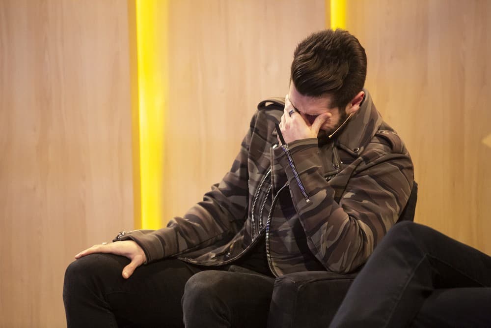 Alok fala de término com a esposa, cai no choro e é confortado em rede nacional