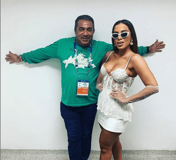 Anitta freta van para levar 18 pessoas no Maracanã e polêmica vem à tona