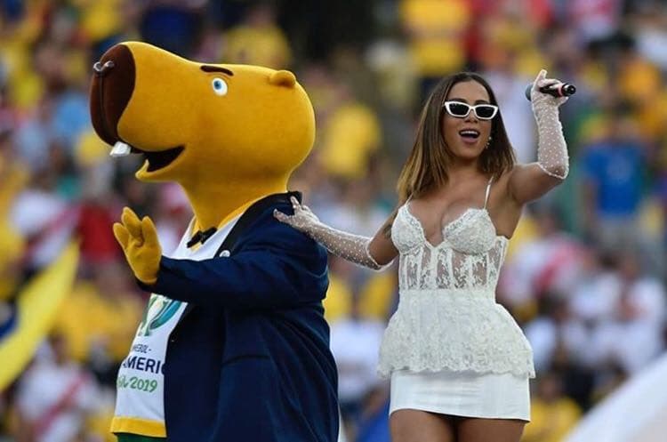 Anitta se irrita com pedidos de amigos interesseiros e dispara: "não tenho ingresso pra dar para vocês"