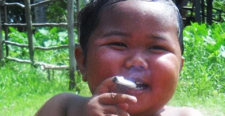 Bebê que chocou o mundo ao fumar 40 cigarros por dia reaparece na Record e impressiona com mudança