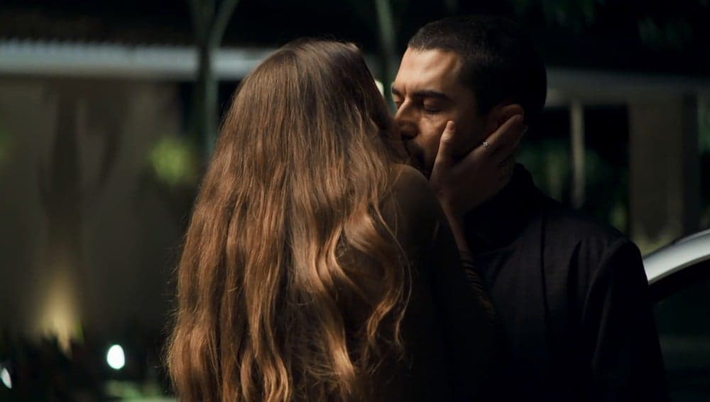 A Dona do Pedaço: Camilo descobre mentira de Vivi, se vinga e a trai com Fabiana