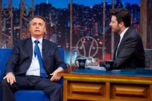 Danilo Gentili e Jair Bolsonaro no programa The Noite (Foto: Reprodução)