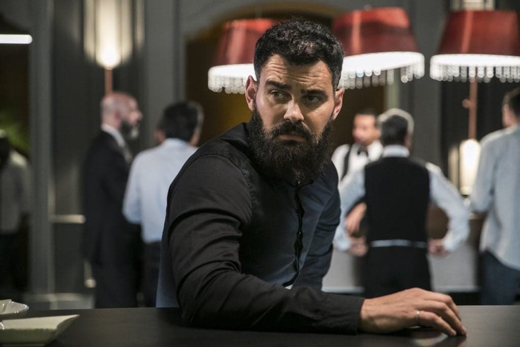 Carmo Dalla Vecchia muda visual radicalmente, surge com cabelos platinados e sexualidade chama atenção