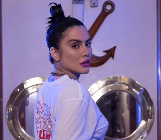 Cleo se revolta ao ser chamada de gorda e troca farpas com seguidores: 'Cuida da vidinha'
